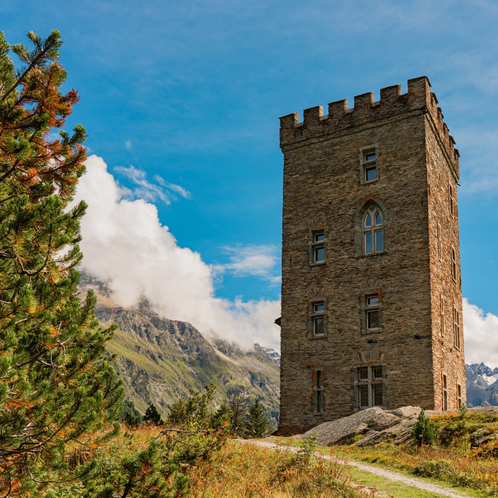 Высокая башня под голубым небом, Швейцария
