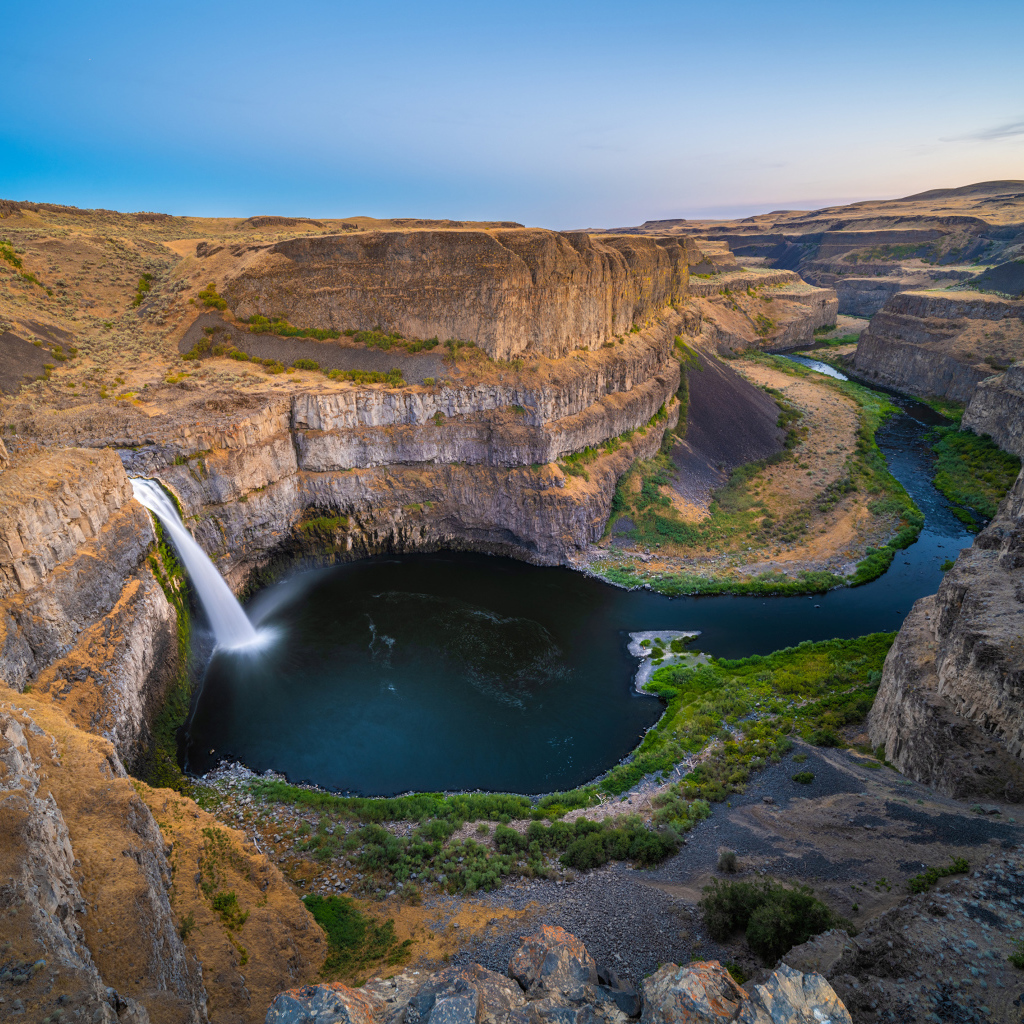 Водопад стекает со стены каньона, США