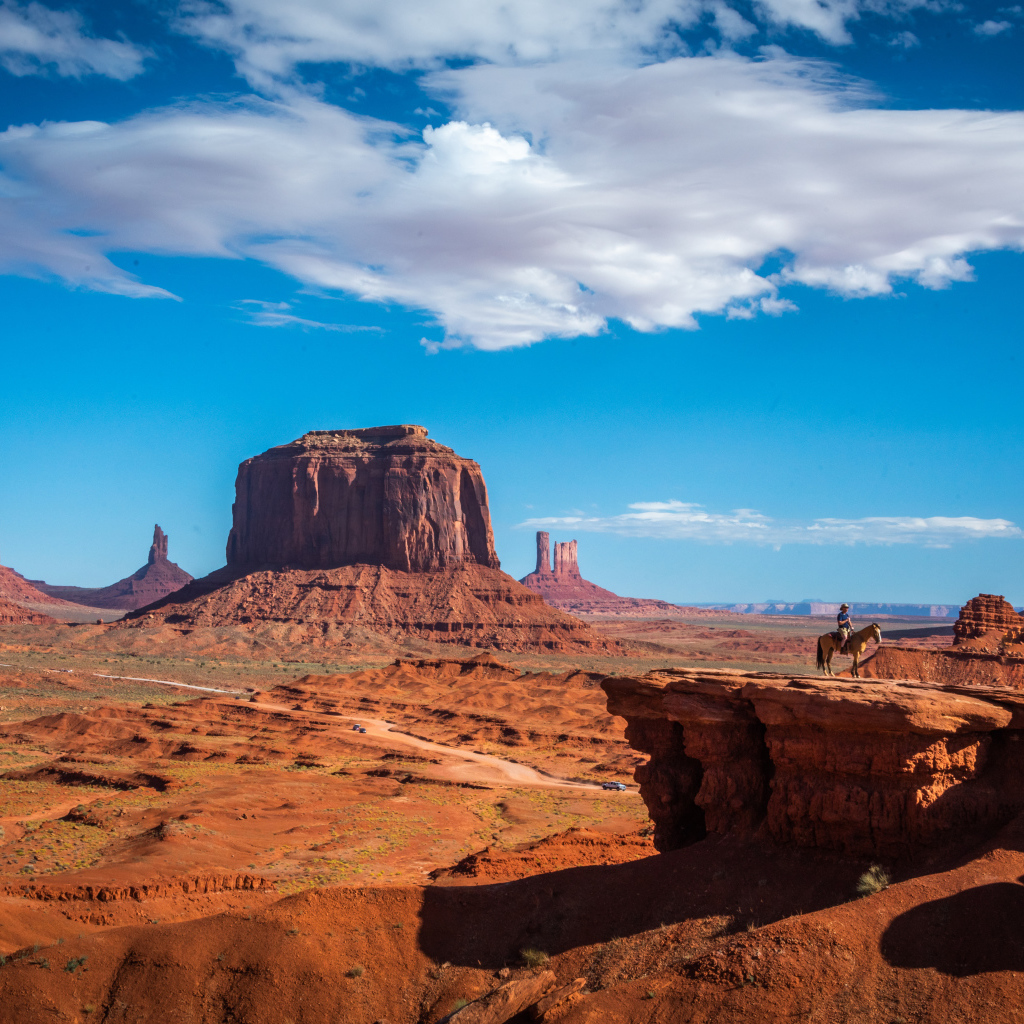 Старинные каменные монументы под голубым небом, США