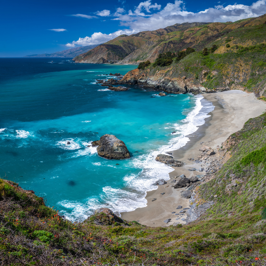 Голубая вода в океане на побережье Калифорнии, США