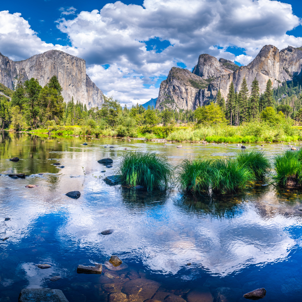 Спокойная вода в озере на фоне гор под белыми облаками, США 