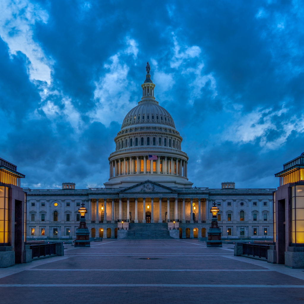 Здание Капитолия в сумерках, Вашингтон. США