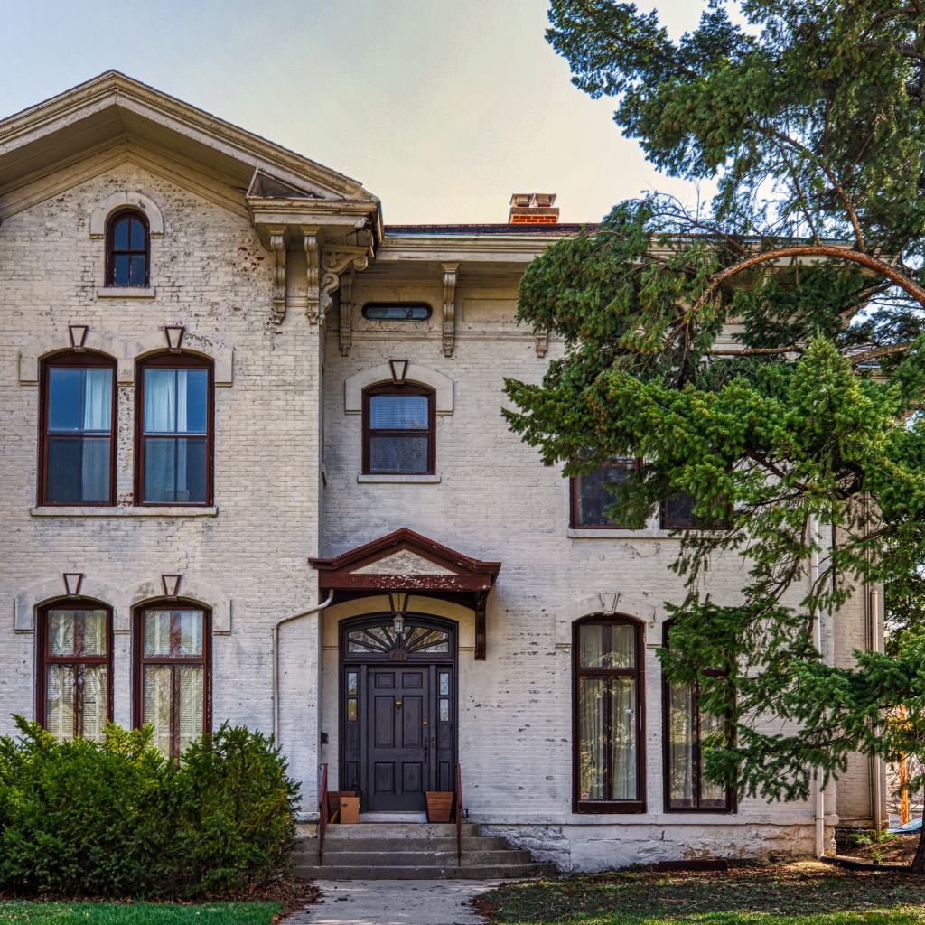 Большой двухэтажный дом в городе, США