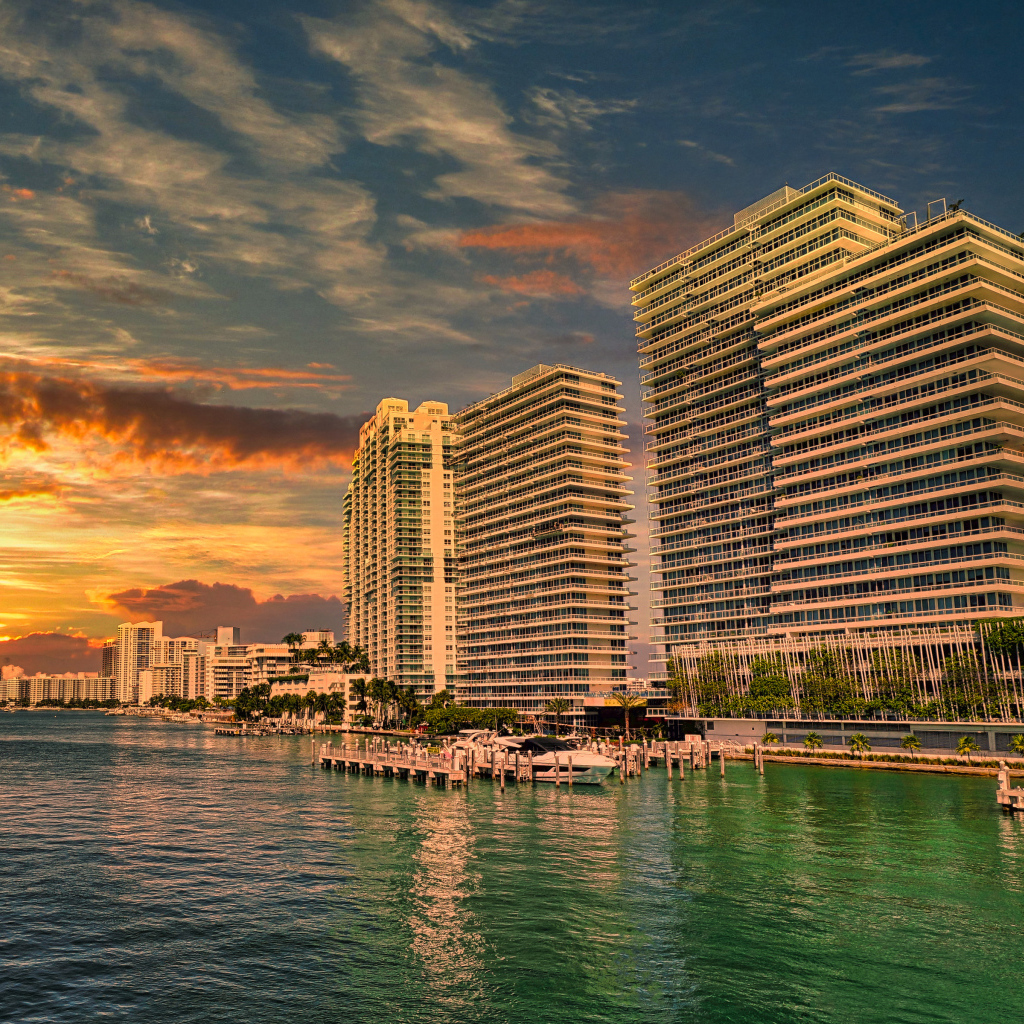 Небоскребы Майами в лучах заката, США