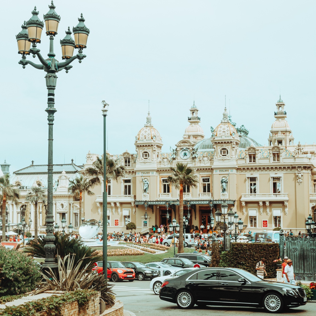 Красивое здание казино в городе Монте-Карло, Монако