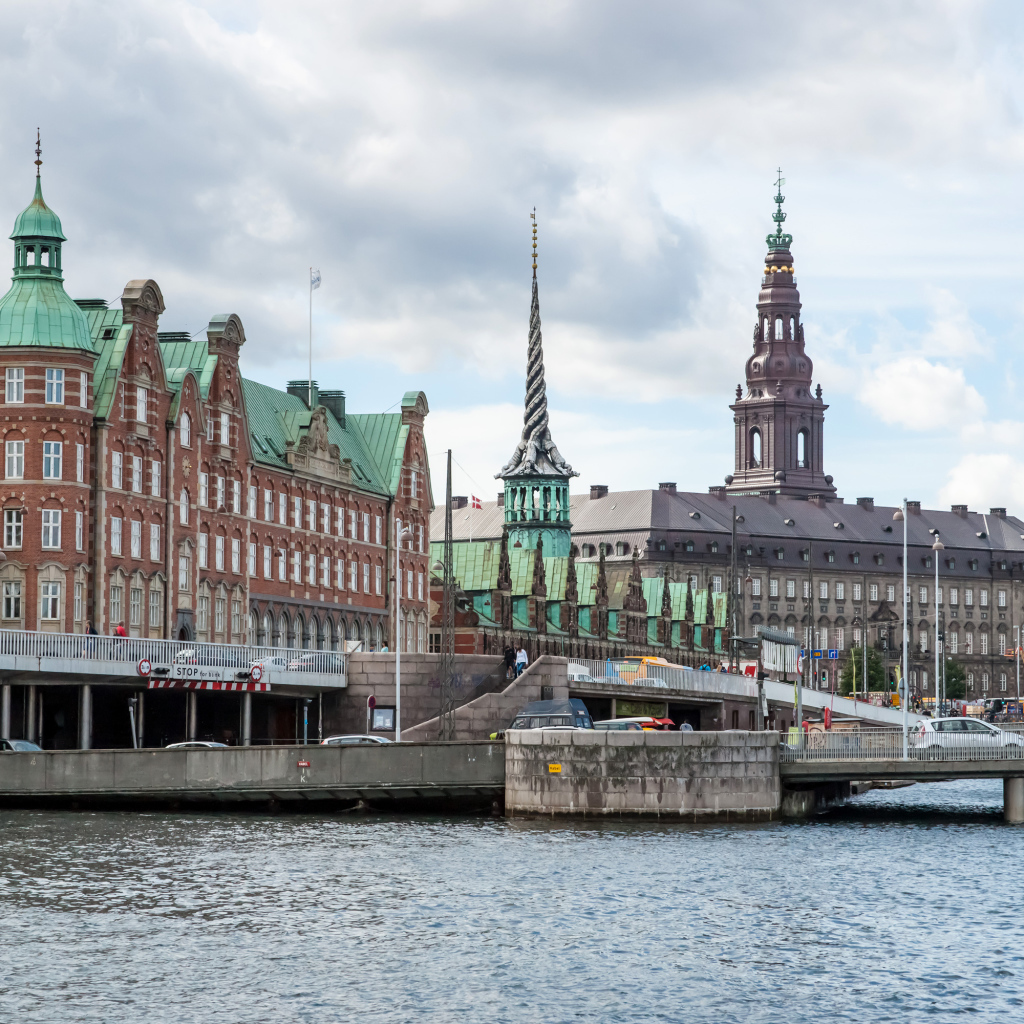 Красивые старинные здания у водного канала, Копенгаген. Дания