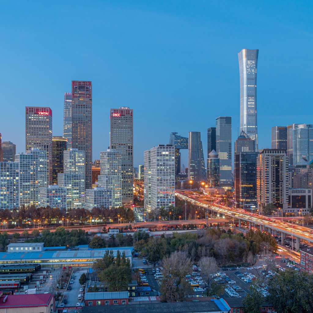 Большой ночной город под голубым небом 