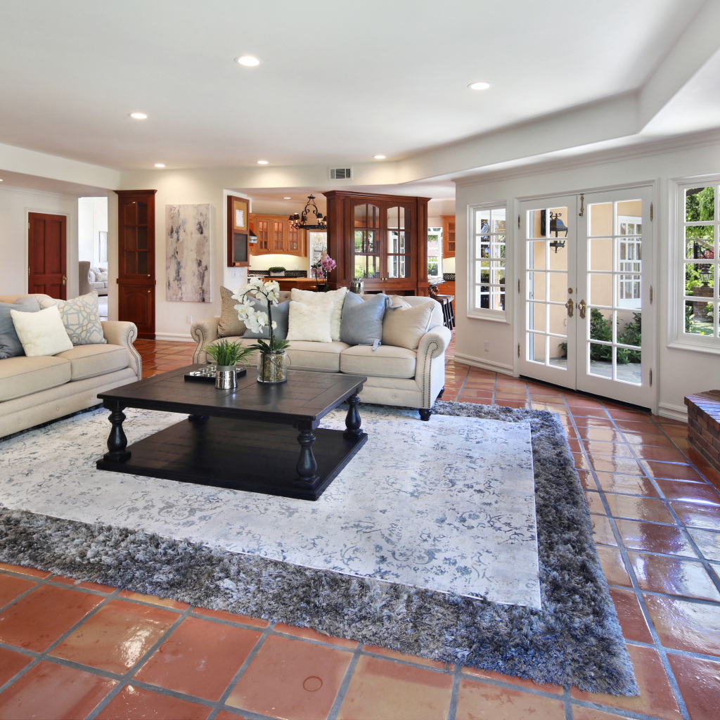 Комната в дорогом двухэтажном доме с камином