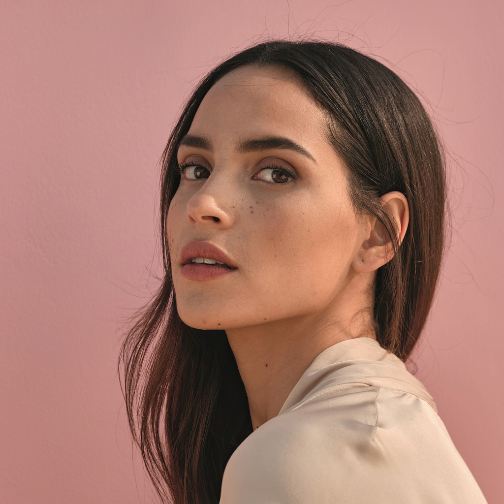 Актриса Адриа Архона на розовом фоне