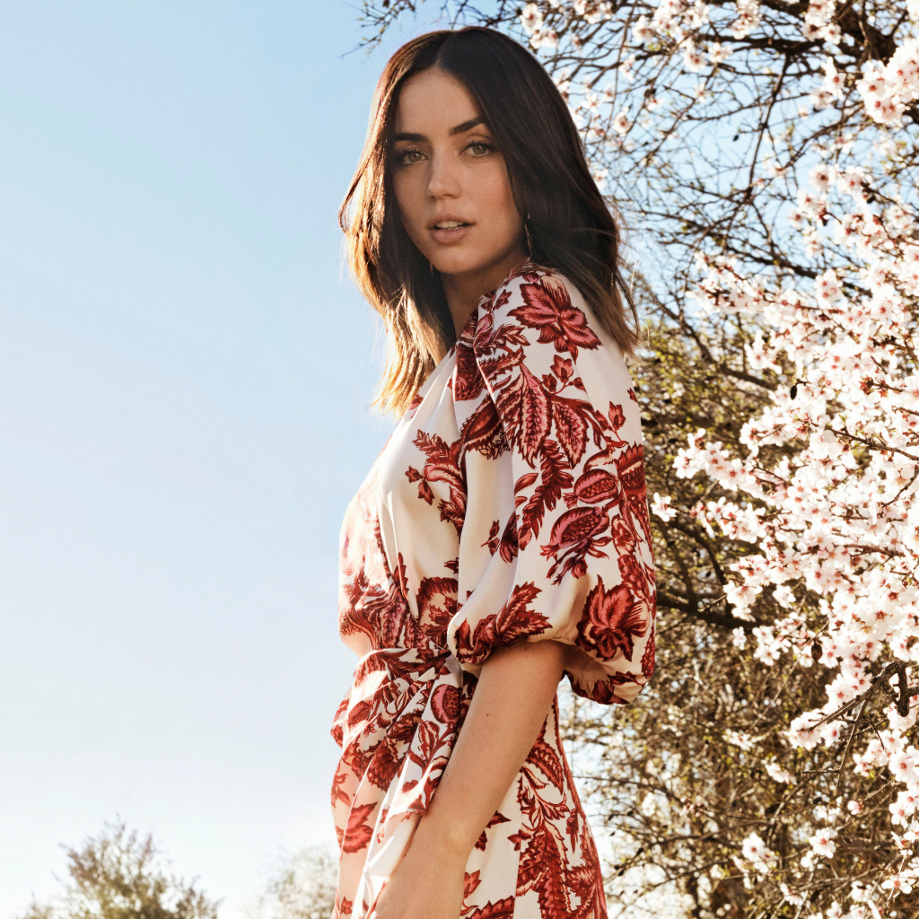 Актриса Ана де Армас на фоне цветущего дерева