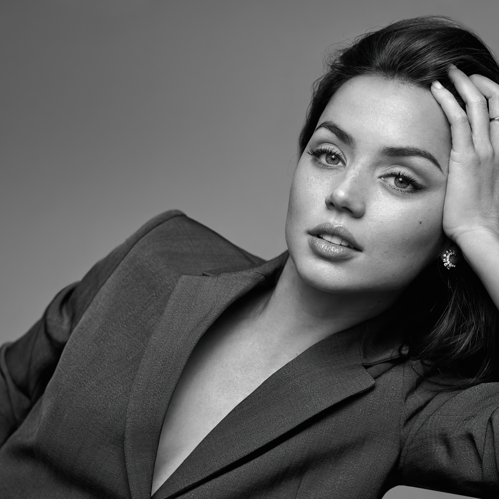 Актриса Ана де Армас в пиджаке на сером фоне