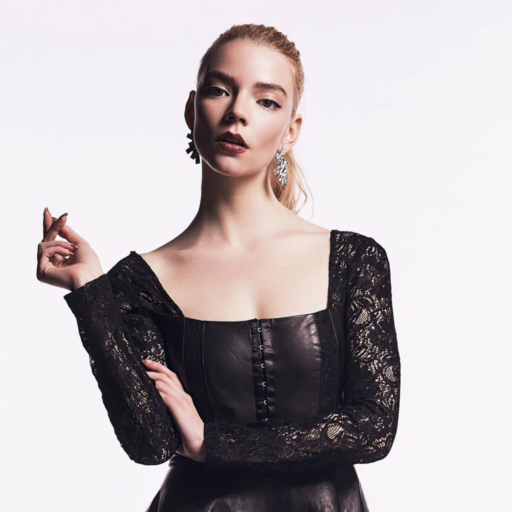 Актриса Аня Тейлор-Джой в черном наряде на белом фоне