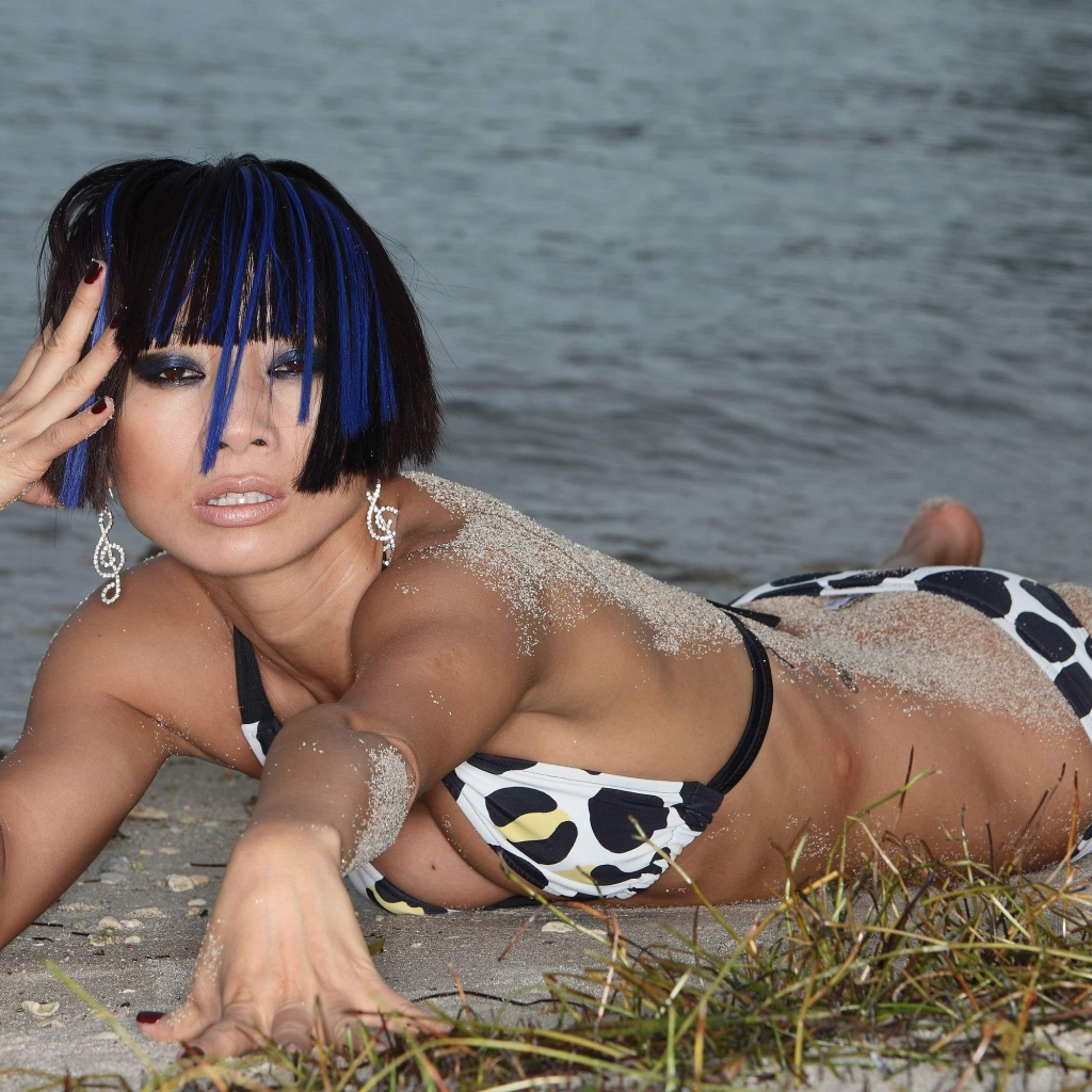 Актриса Бай Лин на пляже