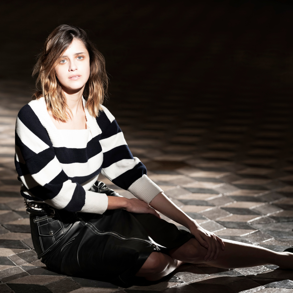 Актриса Бенедетта Поркароли сидит на полу