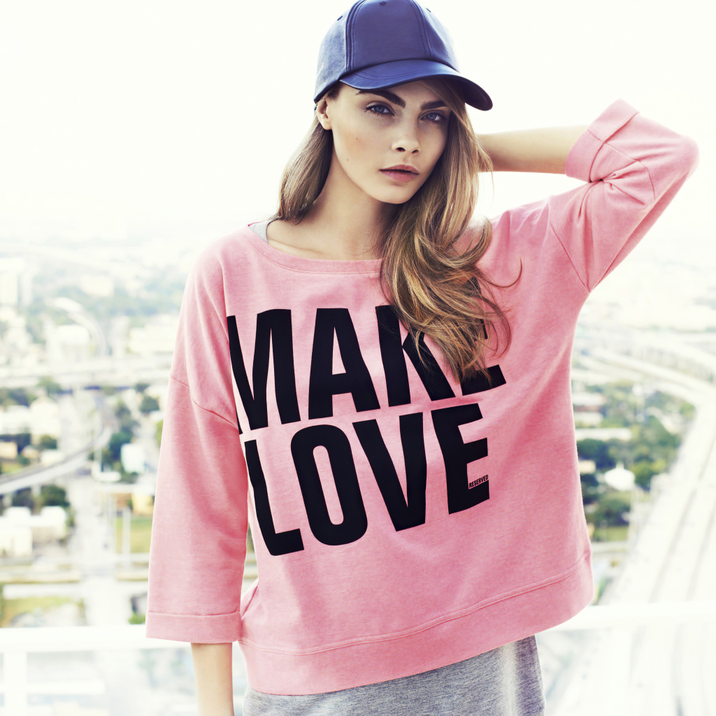 Актриса Кара Делевинь в кепке