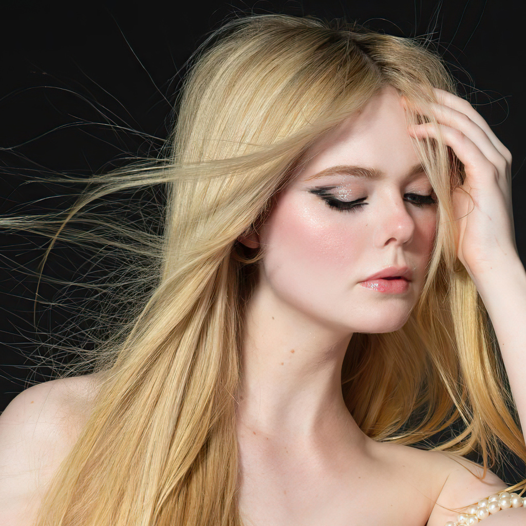 Актриса  Эль Фэннинг на черном фоне