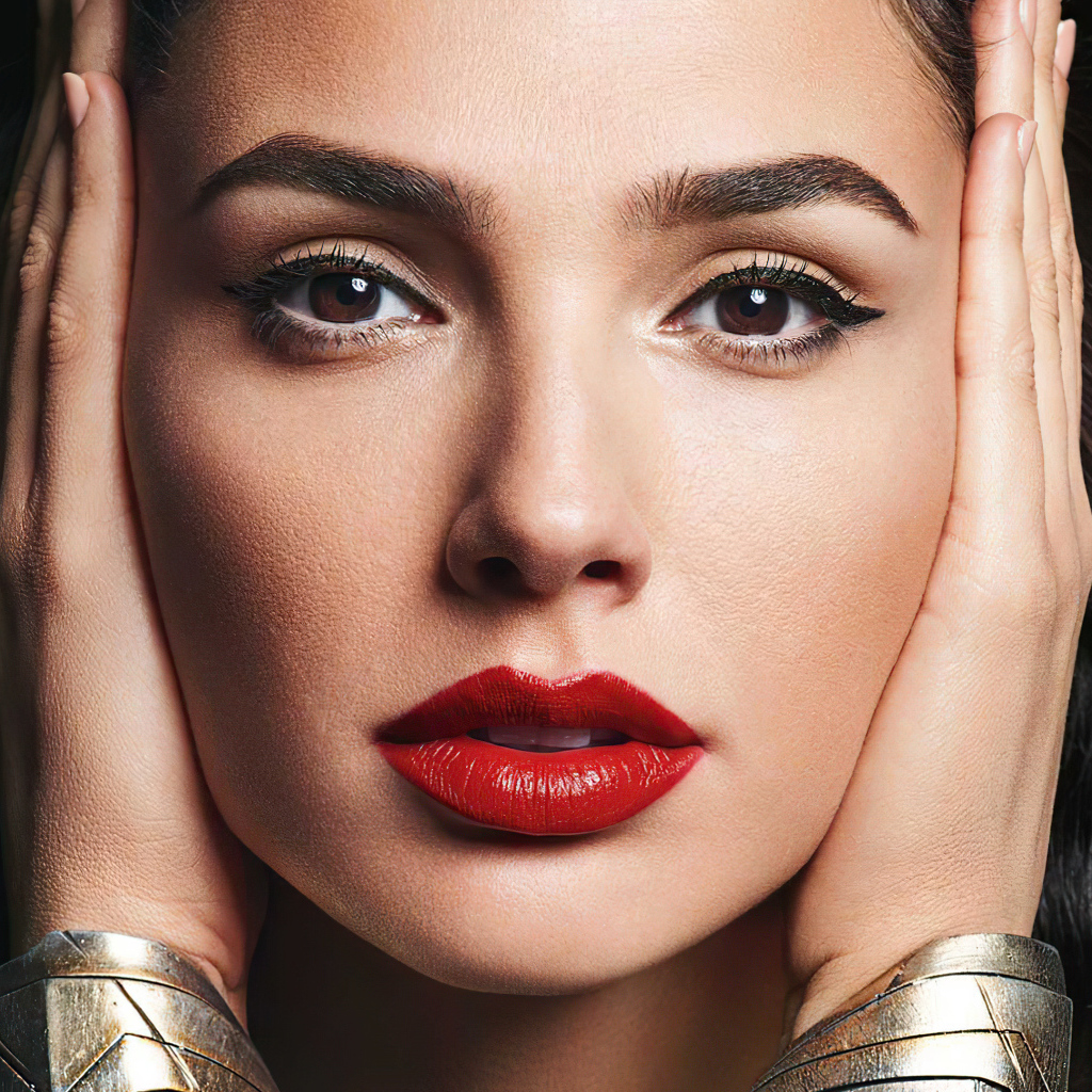 Актриса Галь Гадот крупным планом на сером фоне