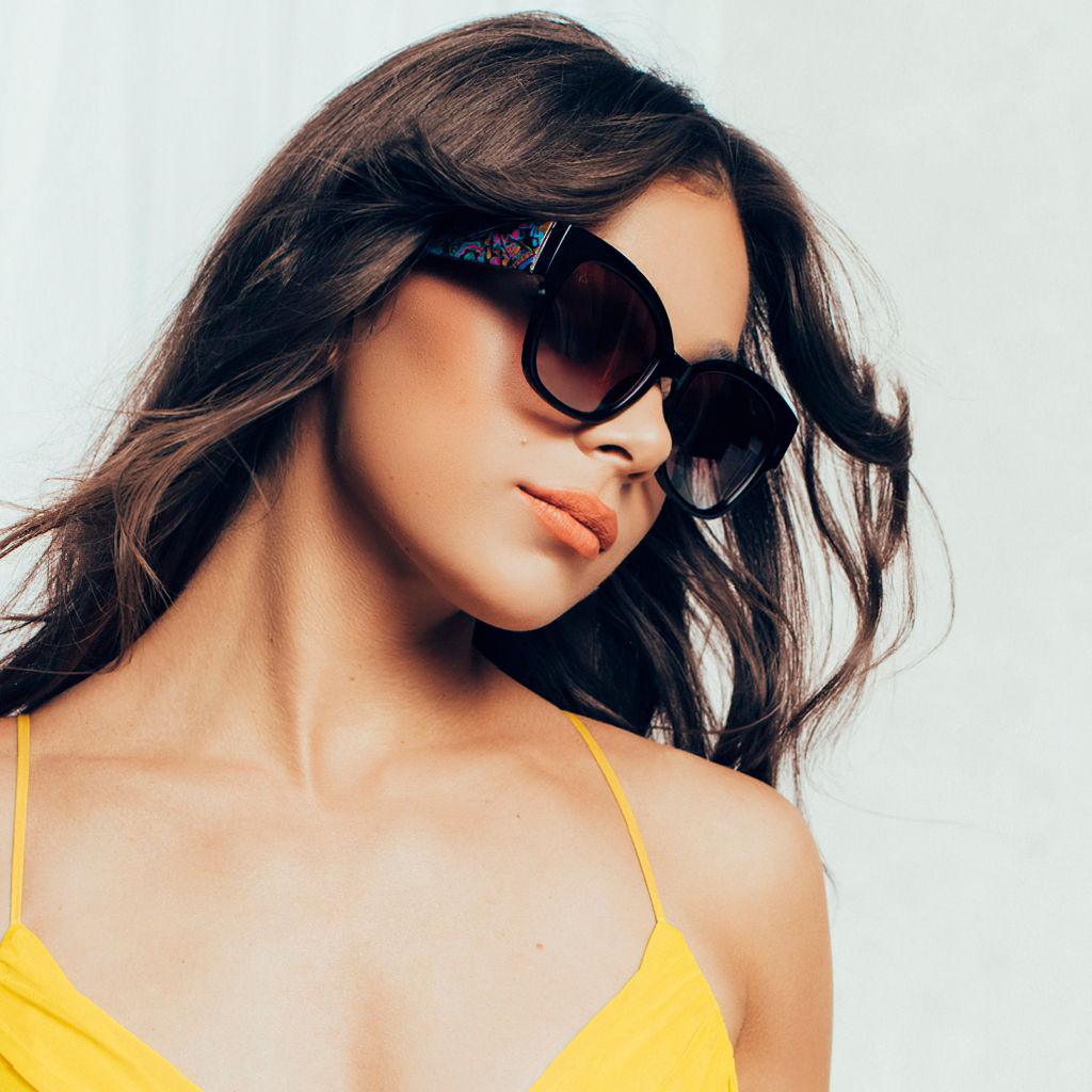 Актриса Хейли Стейнфилд на белом фоне в очках