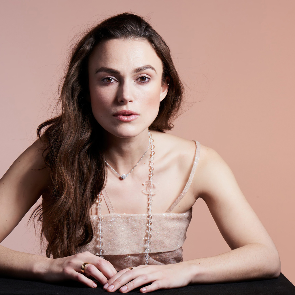 Актриса Кира Найтли на розовом фоне