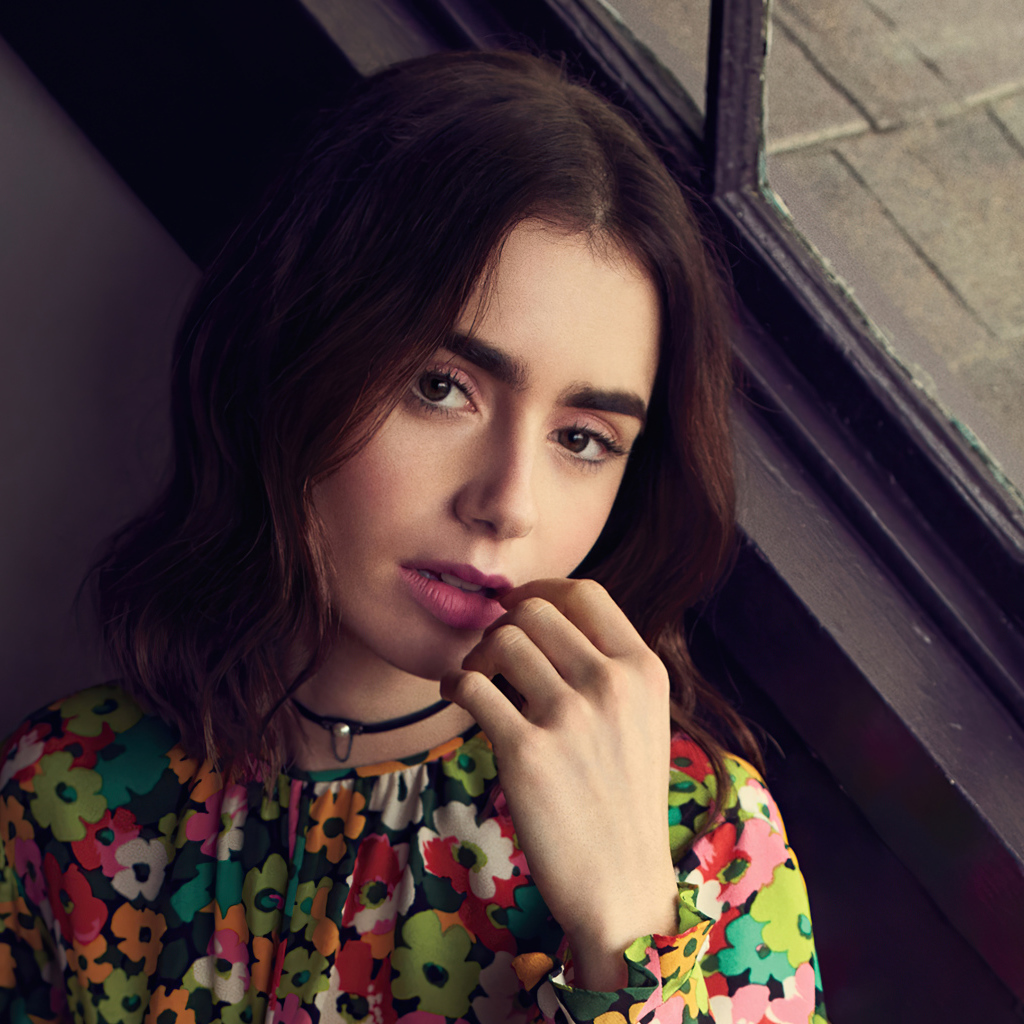 Актриса Лили Коллинз сидит у окна