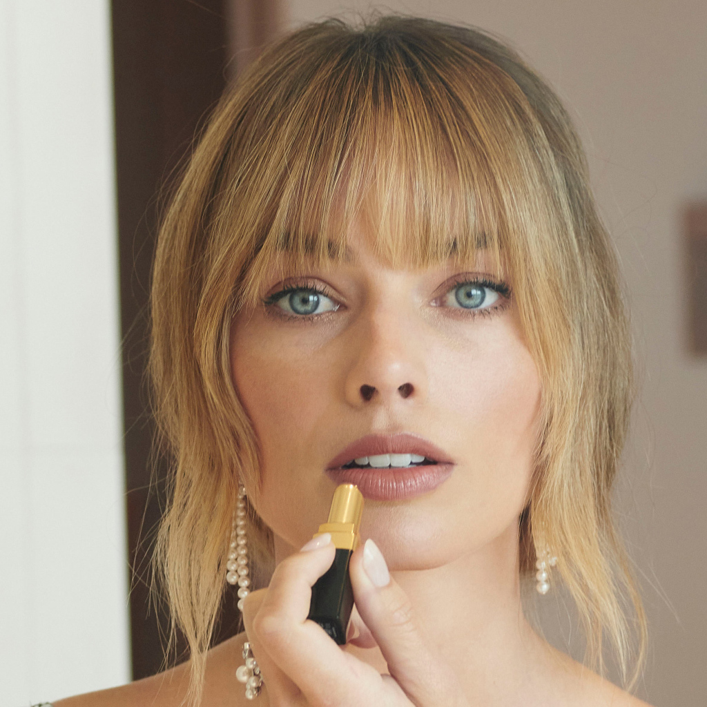 Актриса Марго Робби красит губы