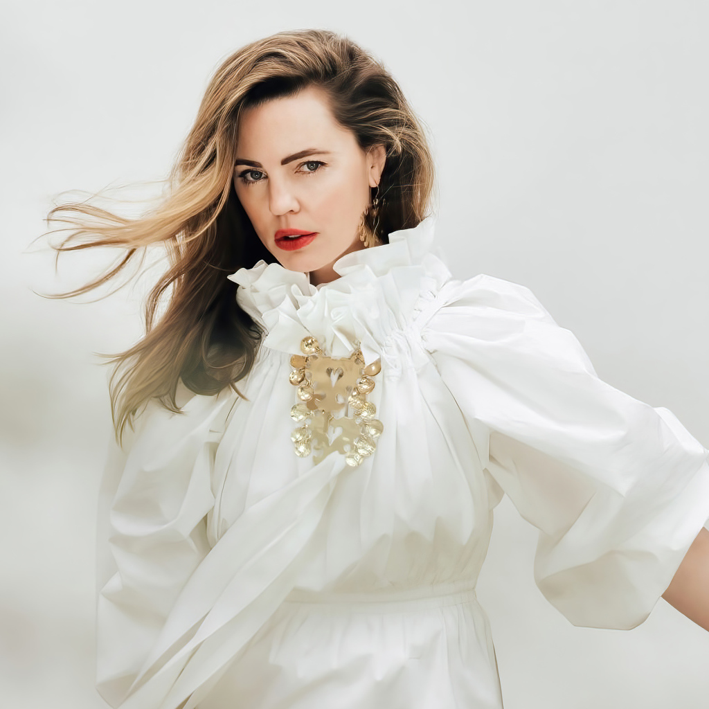 Актриса Мелисса Джордж в белом платье