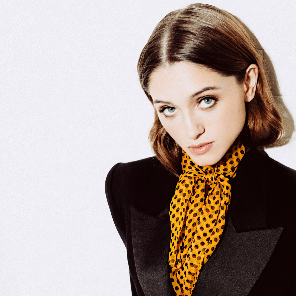 Актриса Наталия Дайер в черном пиджаке на белом фоне