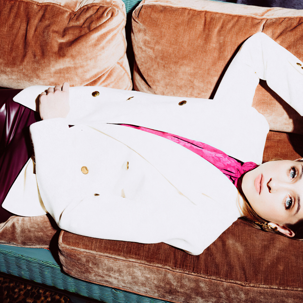 Актриса Наталия Дайер лежит на диване