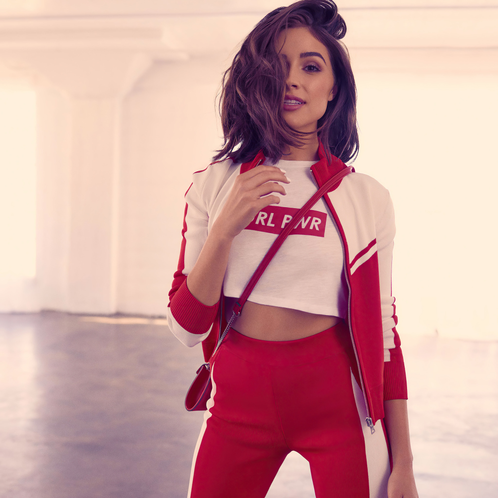 Актриса Оливия Калпо в красном костюме