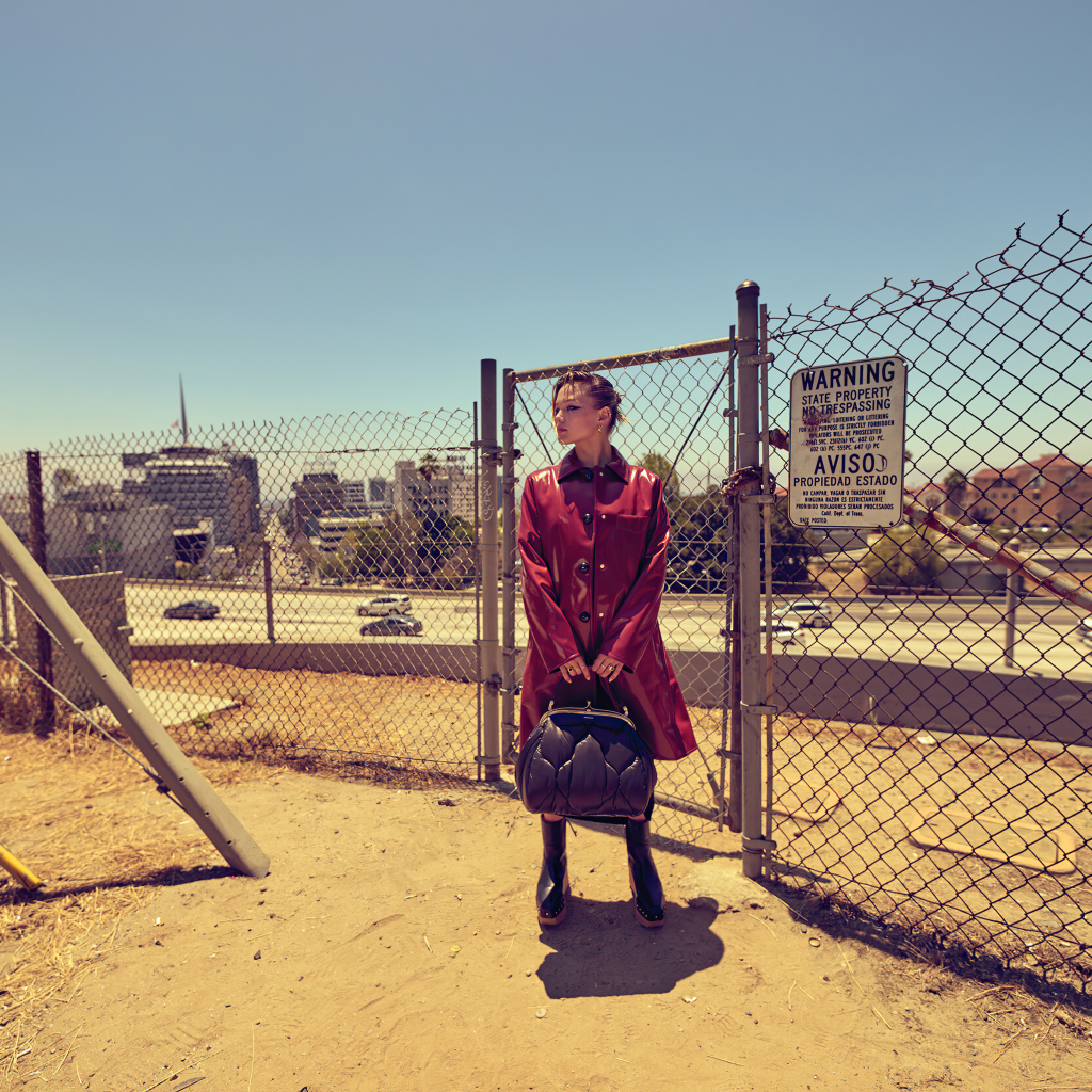 Актриса Оливия Холт в красном пальто