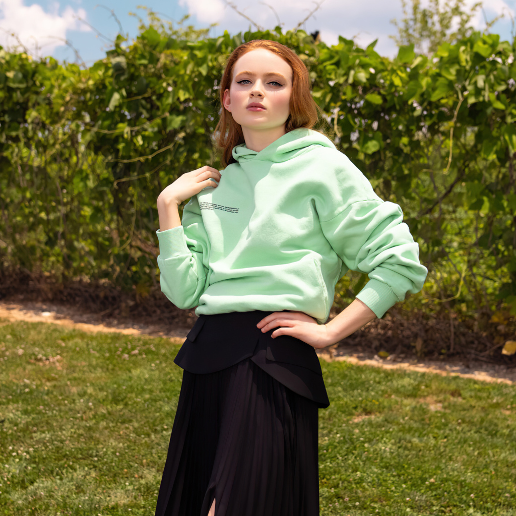 Актриса Сэди Синк в черной юбке