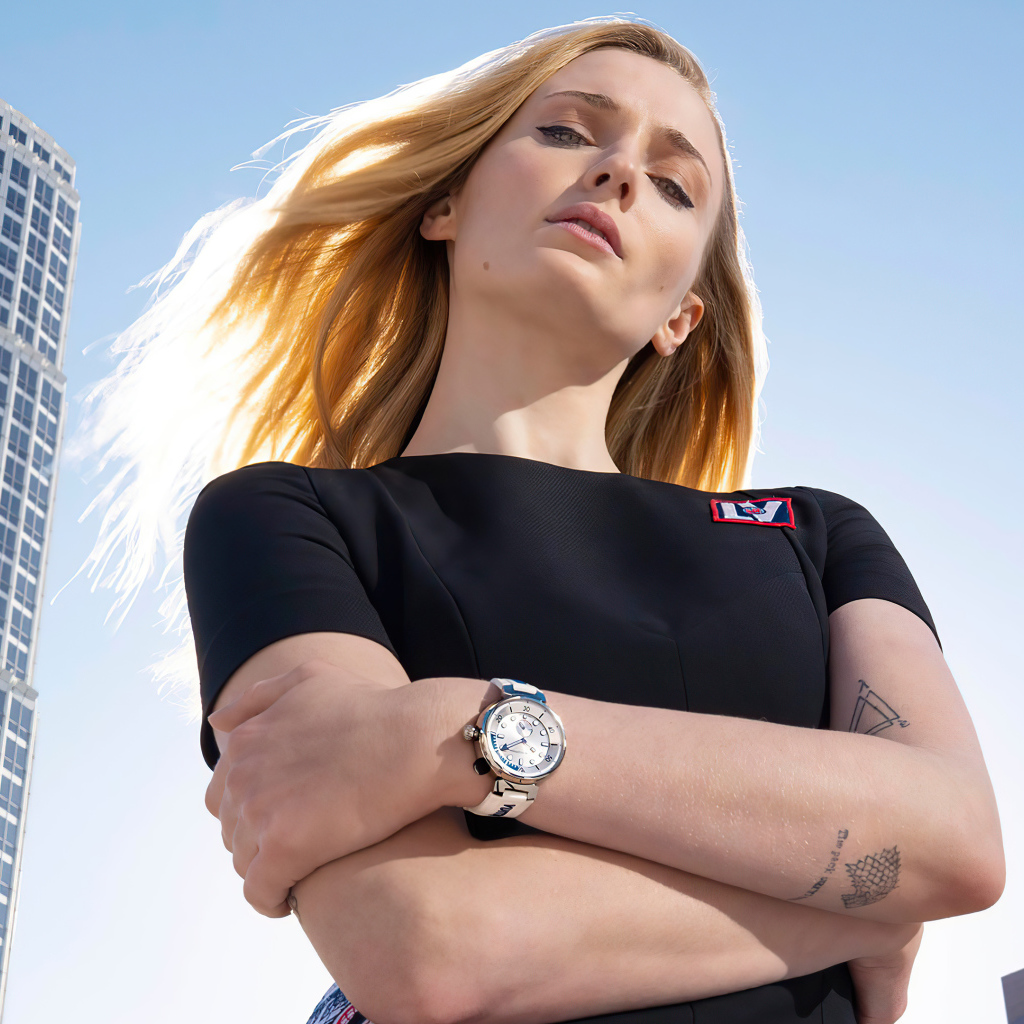 Актриса Софи Тёрнер на фоне небоскреба