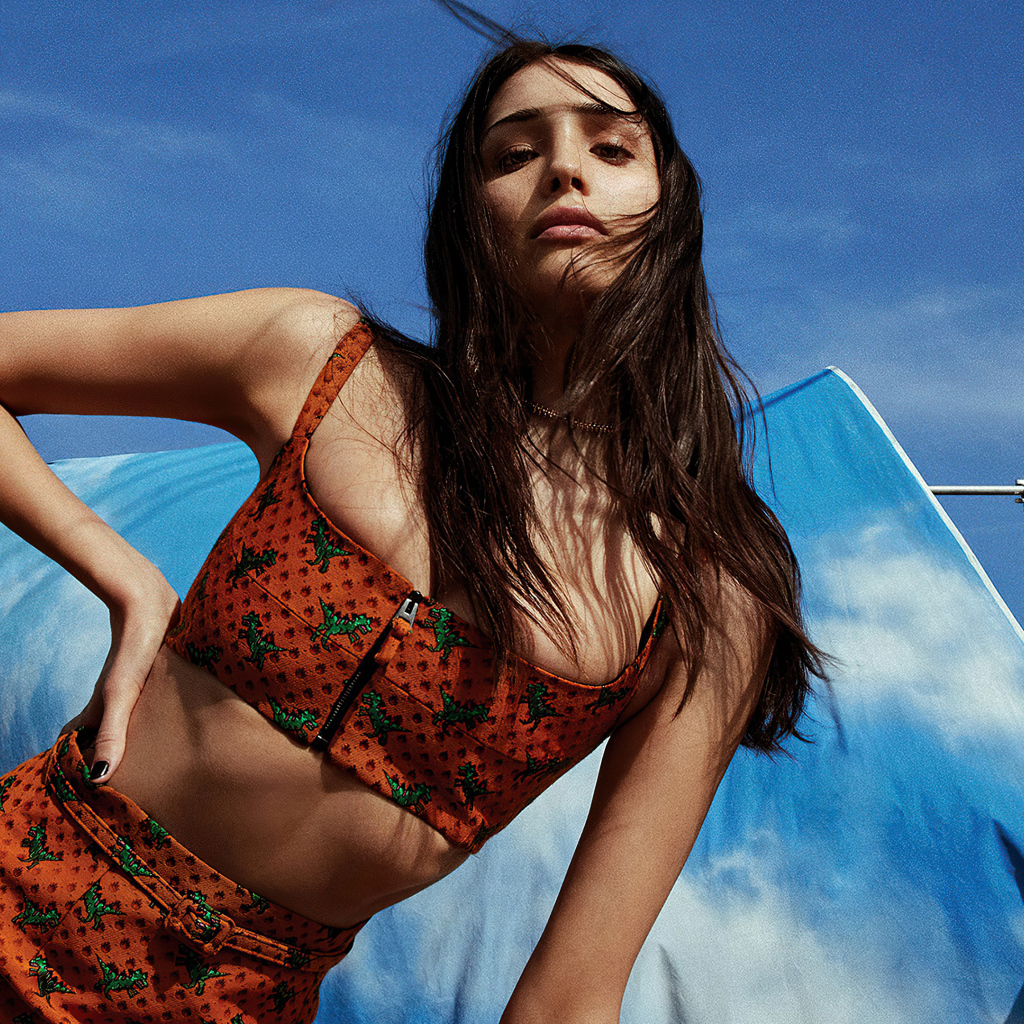 Актриса Цион Морено на фоне неба