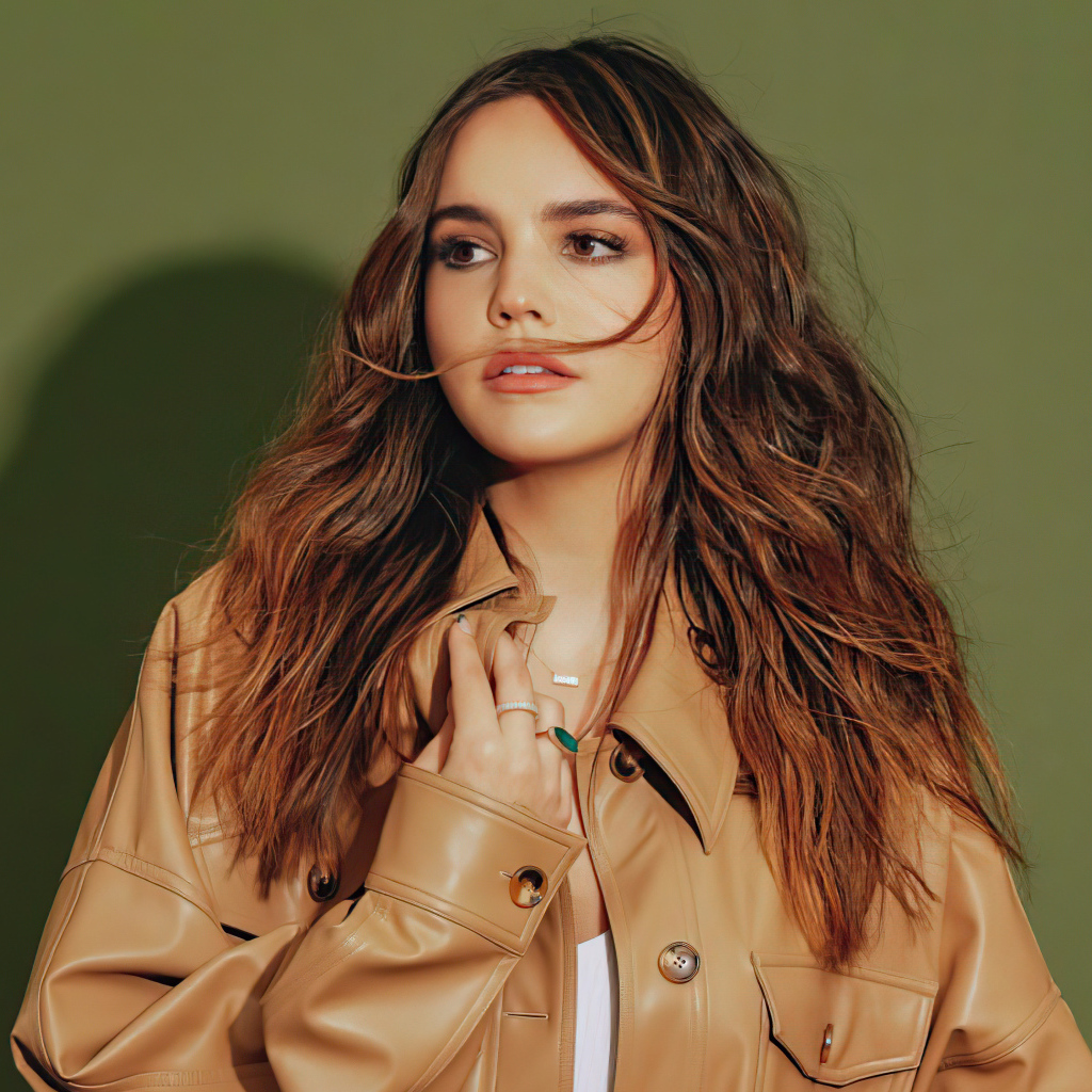 Американская актриса Бэйли Мэдисон в куртке