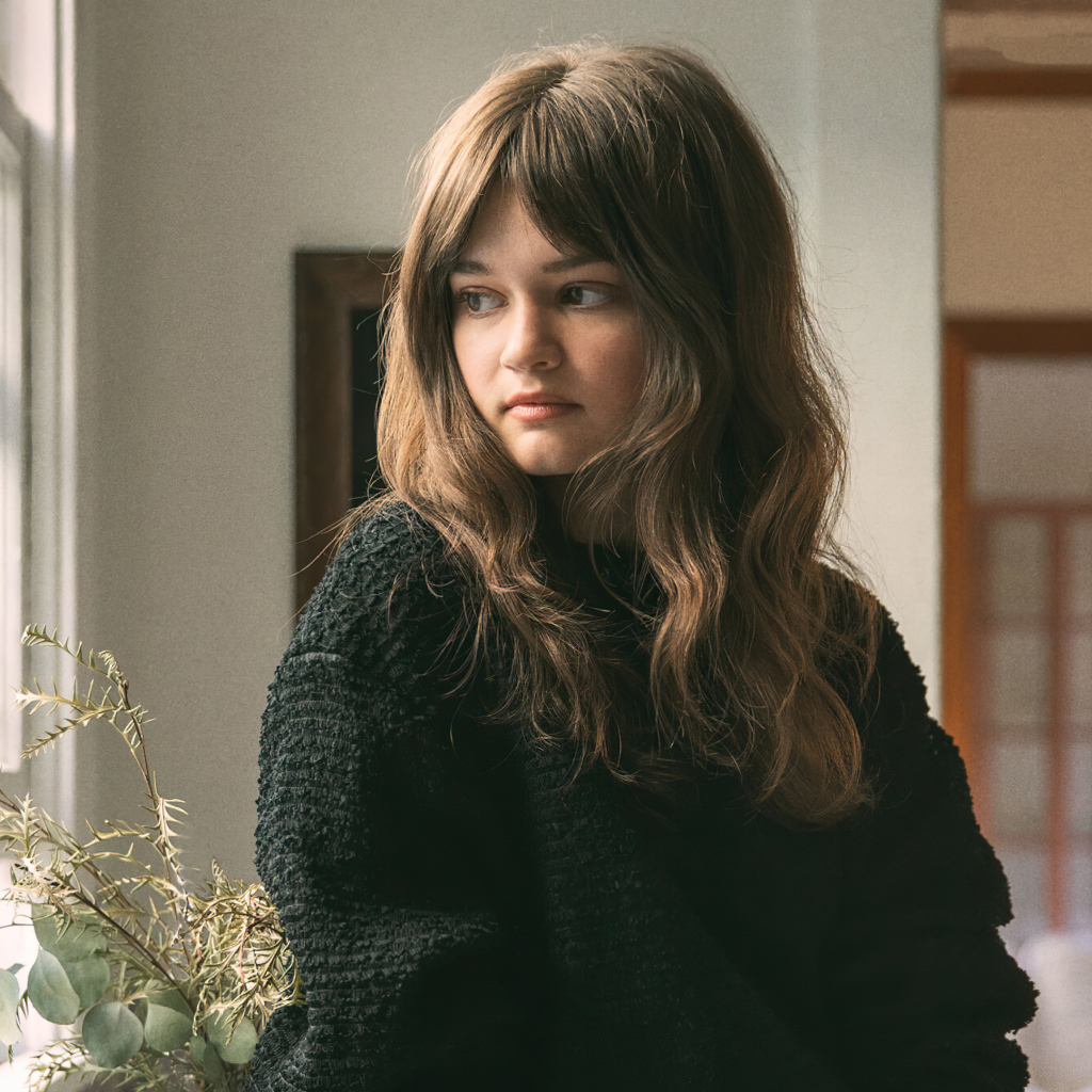 Американская актриса Сиэра Браво в черном свитере