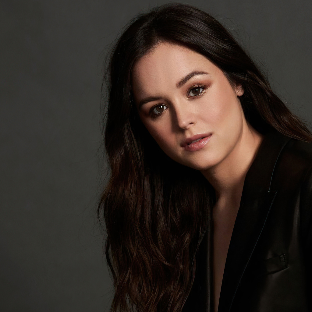 Американская актриса Хейли Оррантия в черной куртке