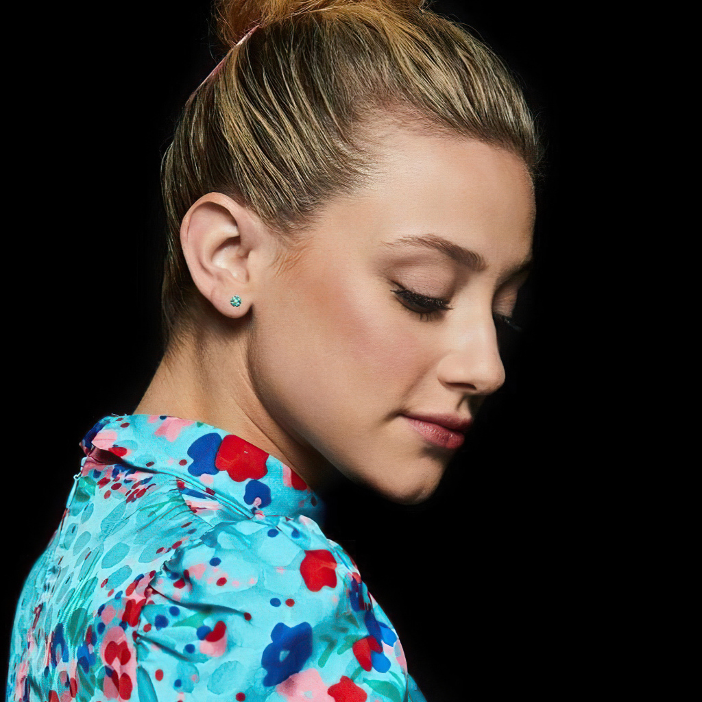 Американская актриса Лили Рейнхарт на черном фоне