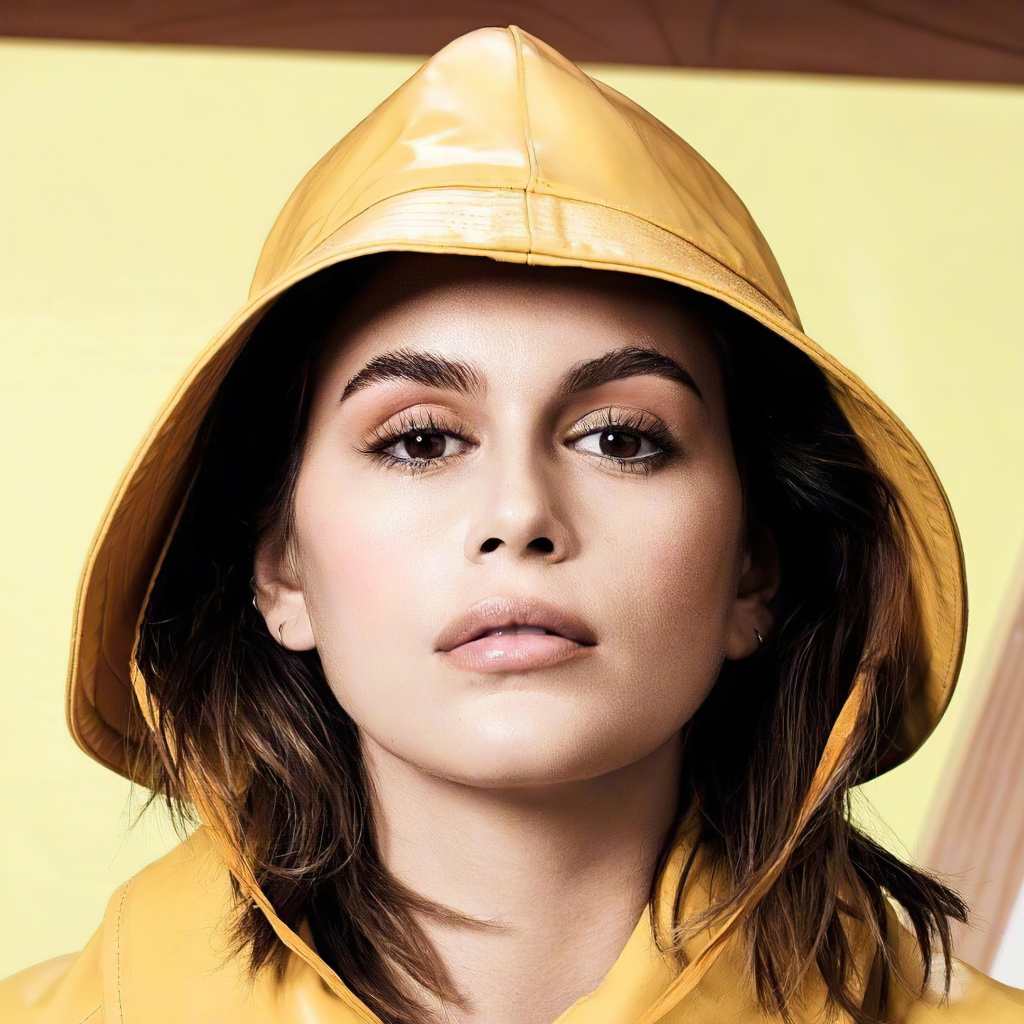 Американская актриса и модель Кайя Гербер в капюшоне