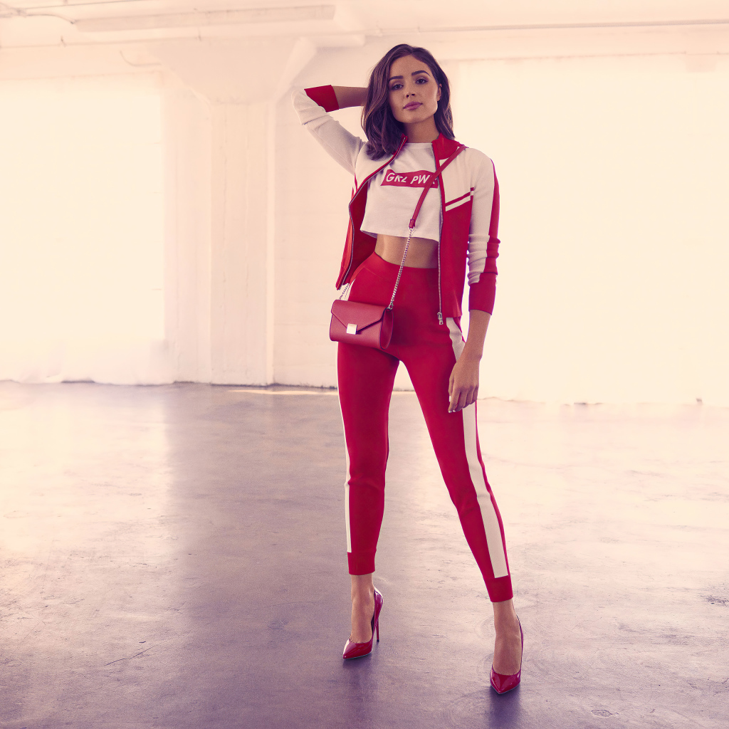 Американская актриса и модель Оливия Калпо в костюме