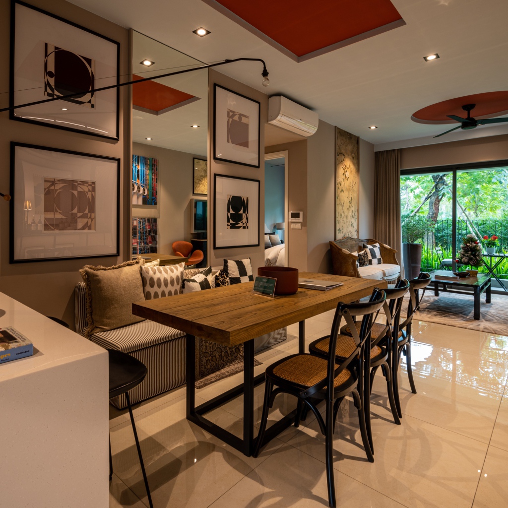 Дубовый стол стоит в просторной гостиной 