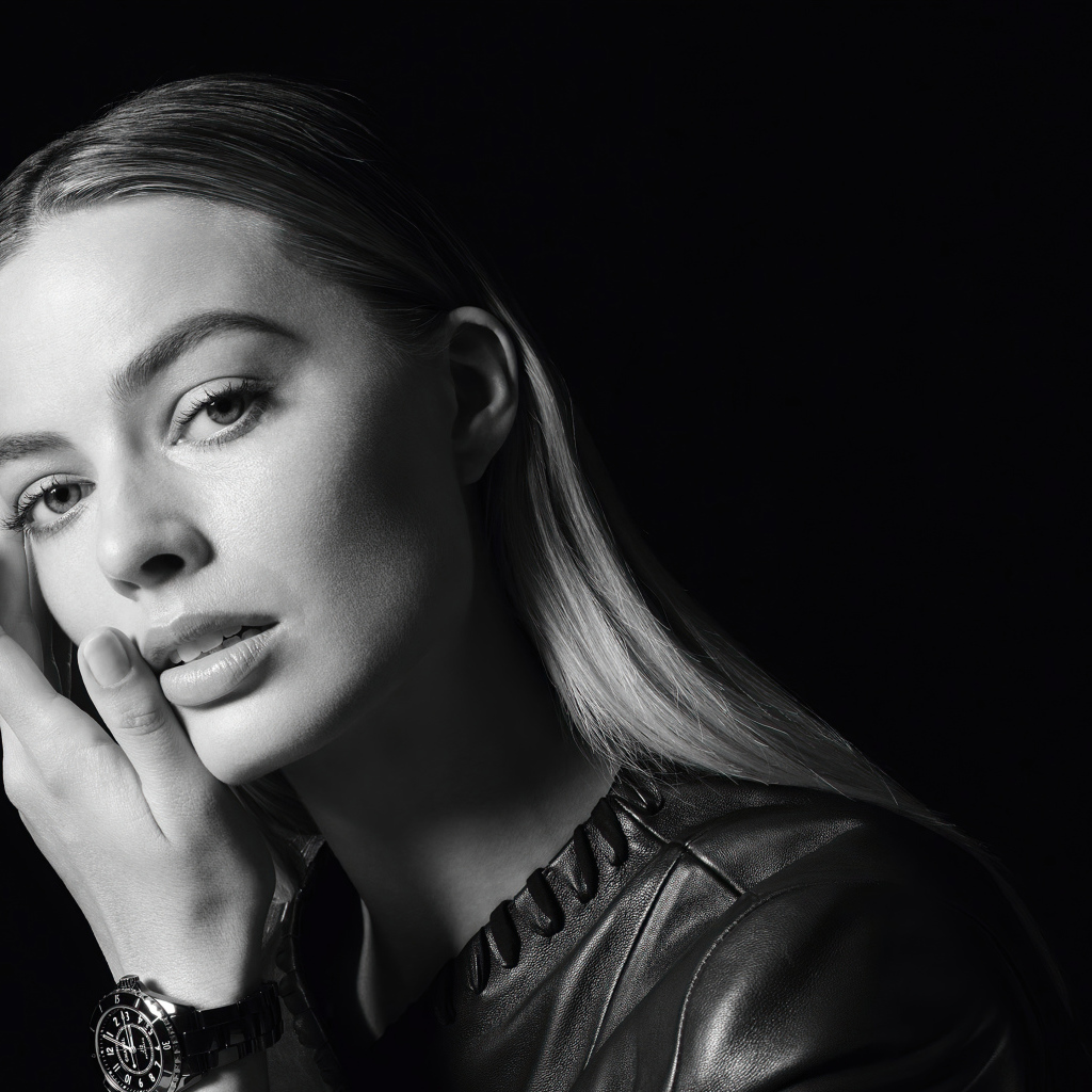 Австралийская актриса Марго Робби на черном фоне