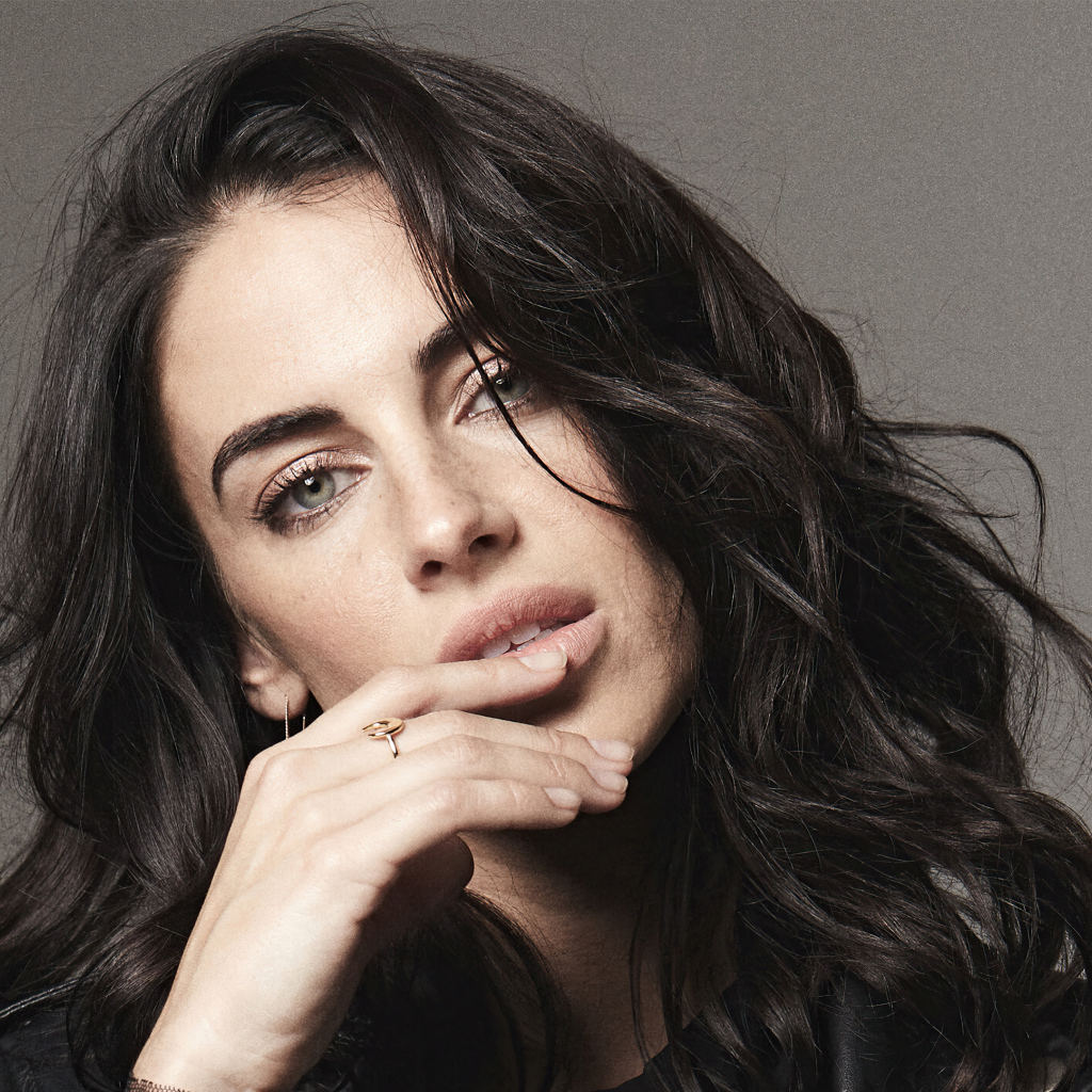 Красивая канадская актриса Джессика Лаундс на сером фоне