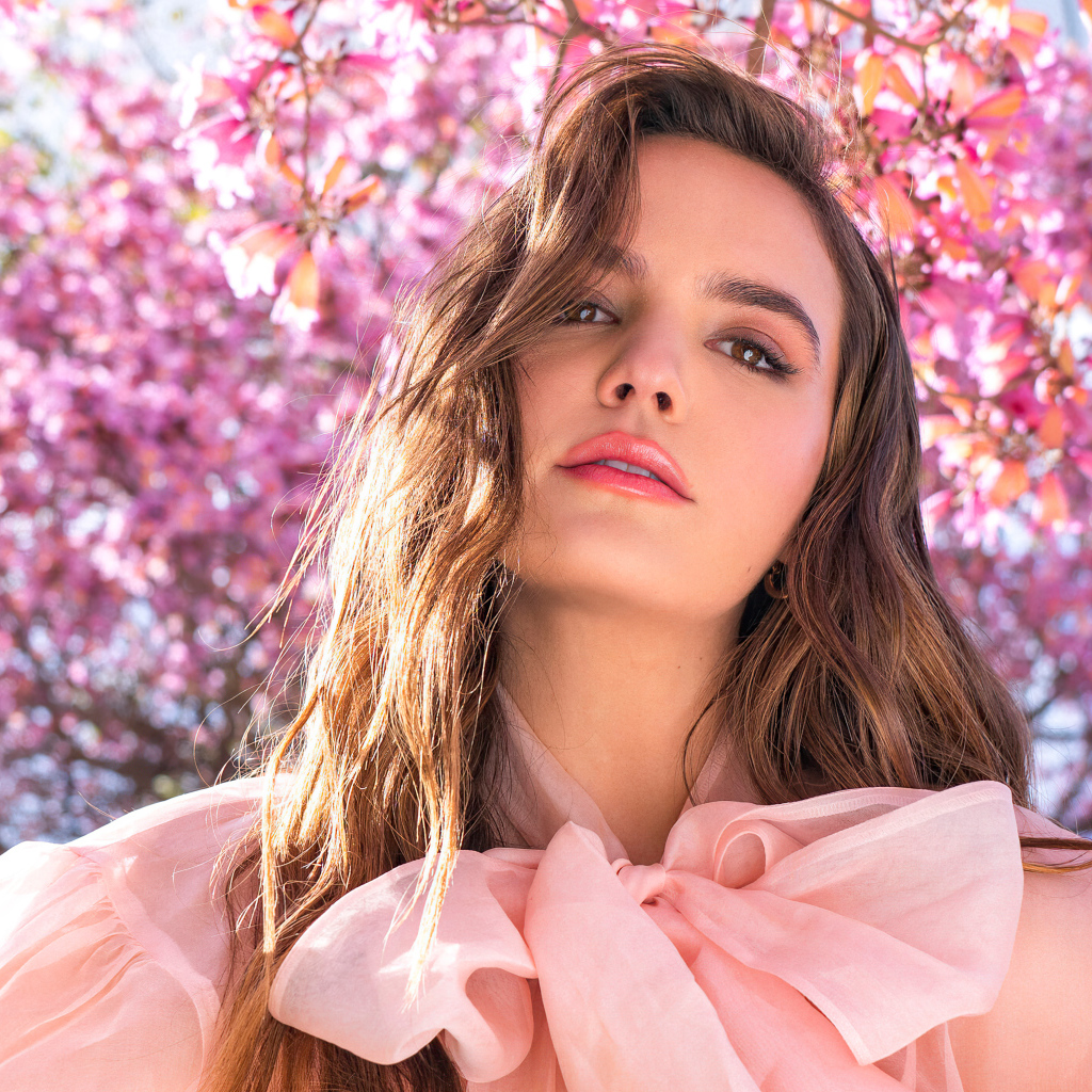 Красивая  актриса Бэйли Мэдисон в розовом