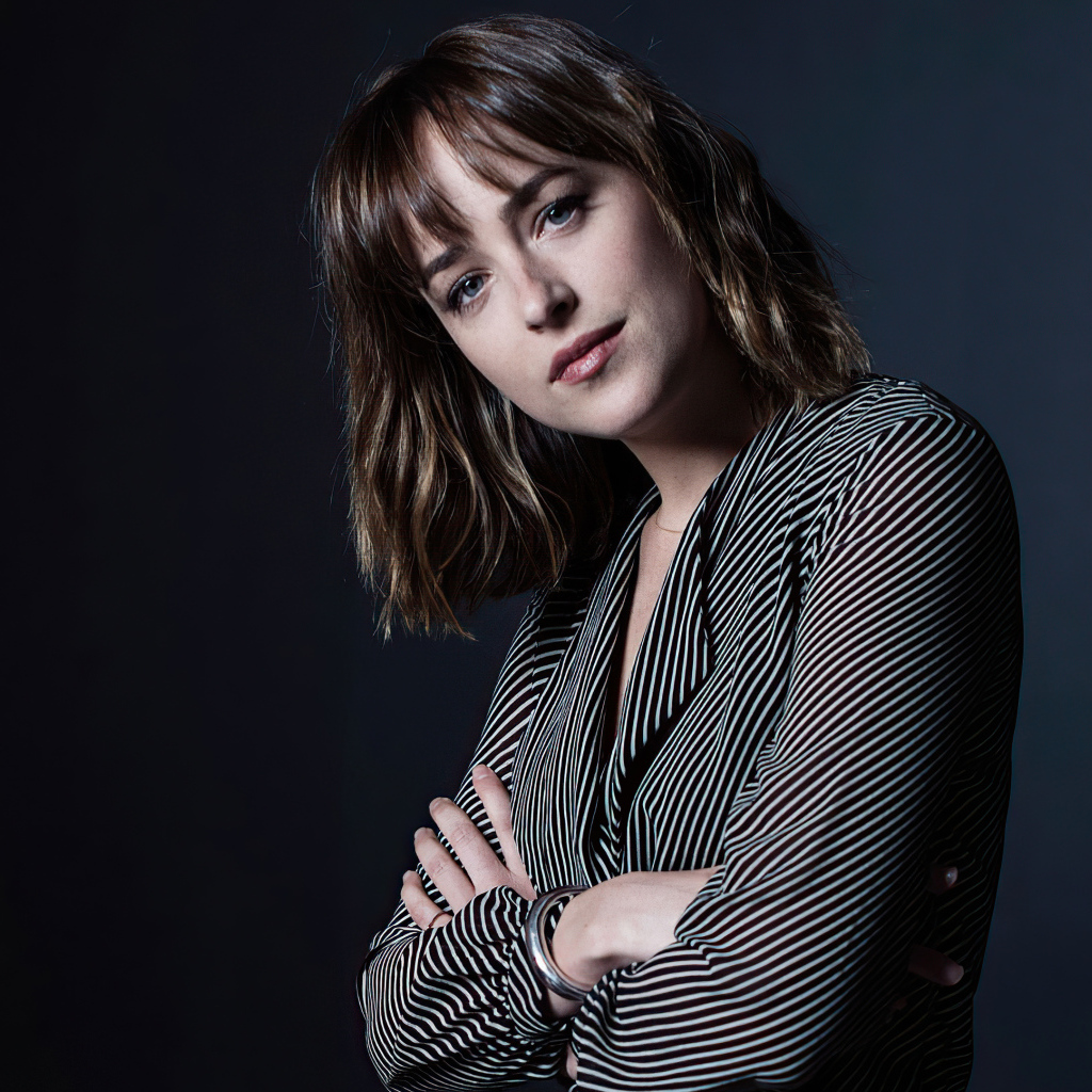 Красивая актриса Дакота Джонсон в полосатой рубашке