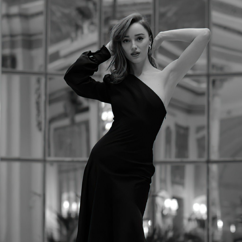 Красивая актриса Фиби Дайневор в черном платье