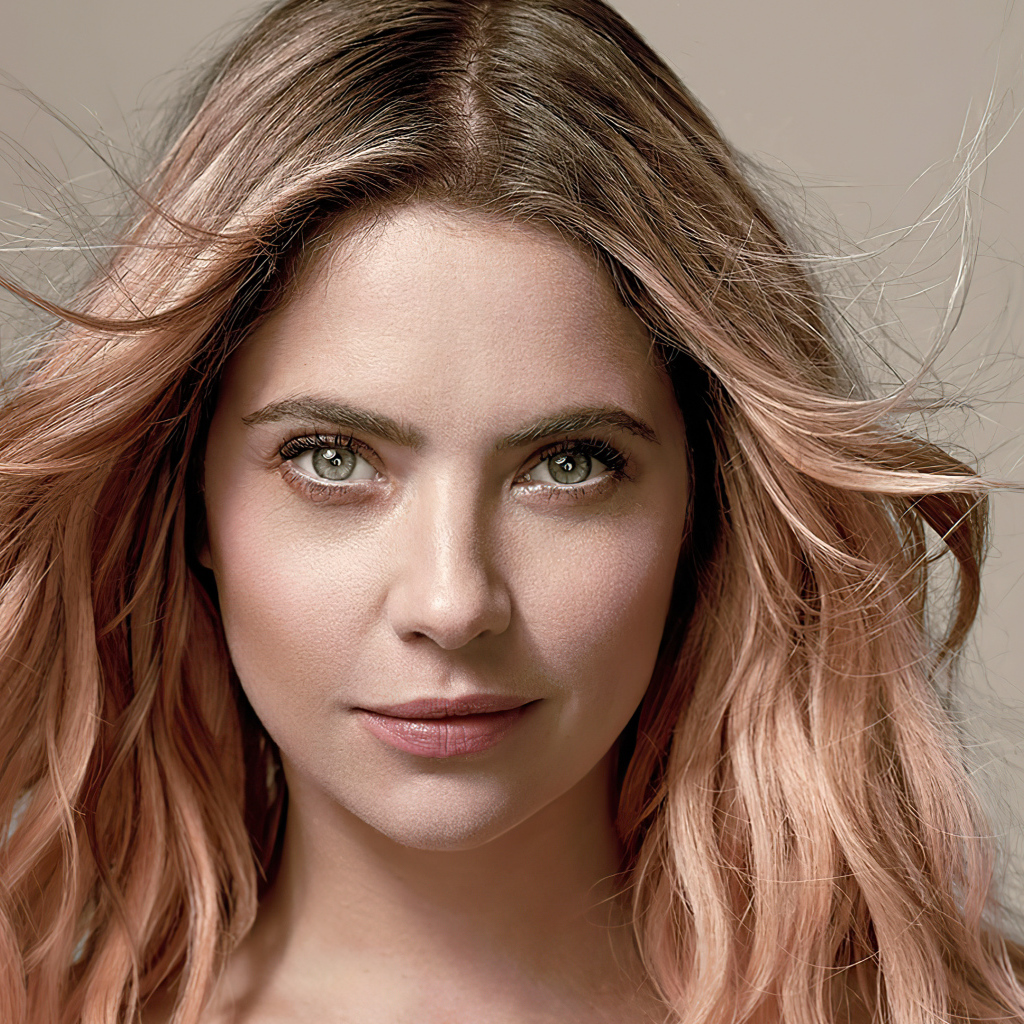 Красивая блондинка актриса Эшли Бенсон