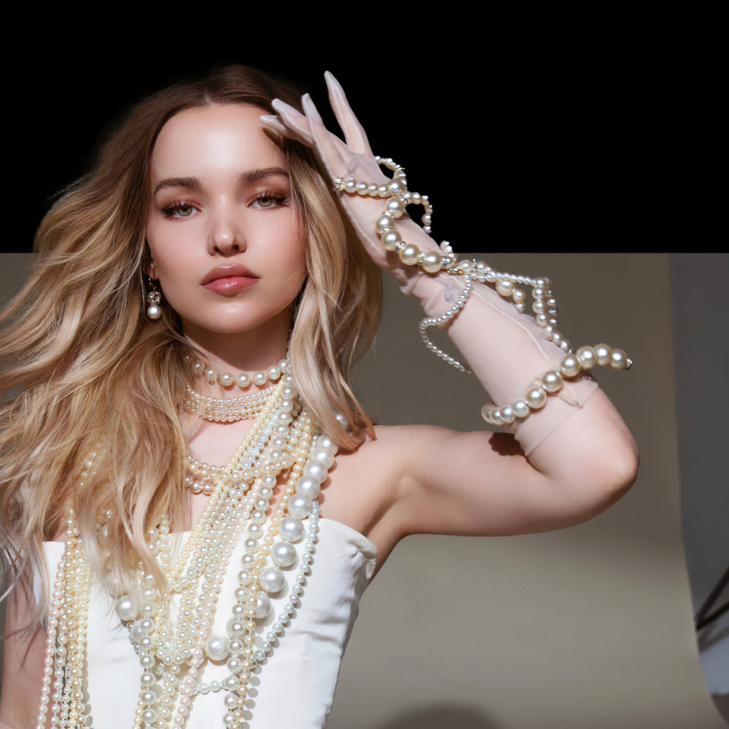 Красивая блондинка, актриса Дав Камерон в украшениях