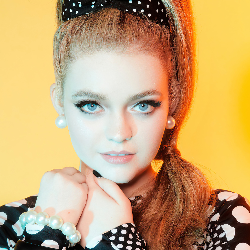 Красивая голубоглазая девушка Джэйд Петтиджон на желтом фоне