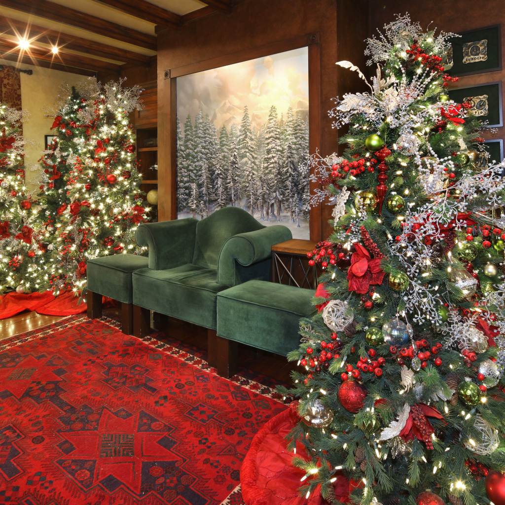 Красивая украшенная декором к рождеству комната 