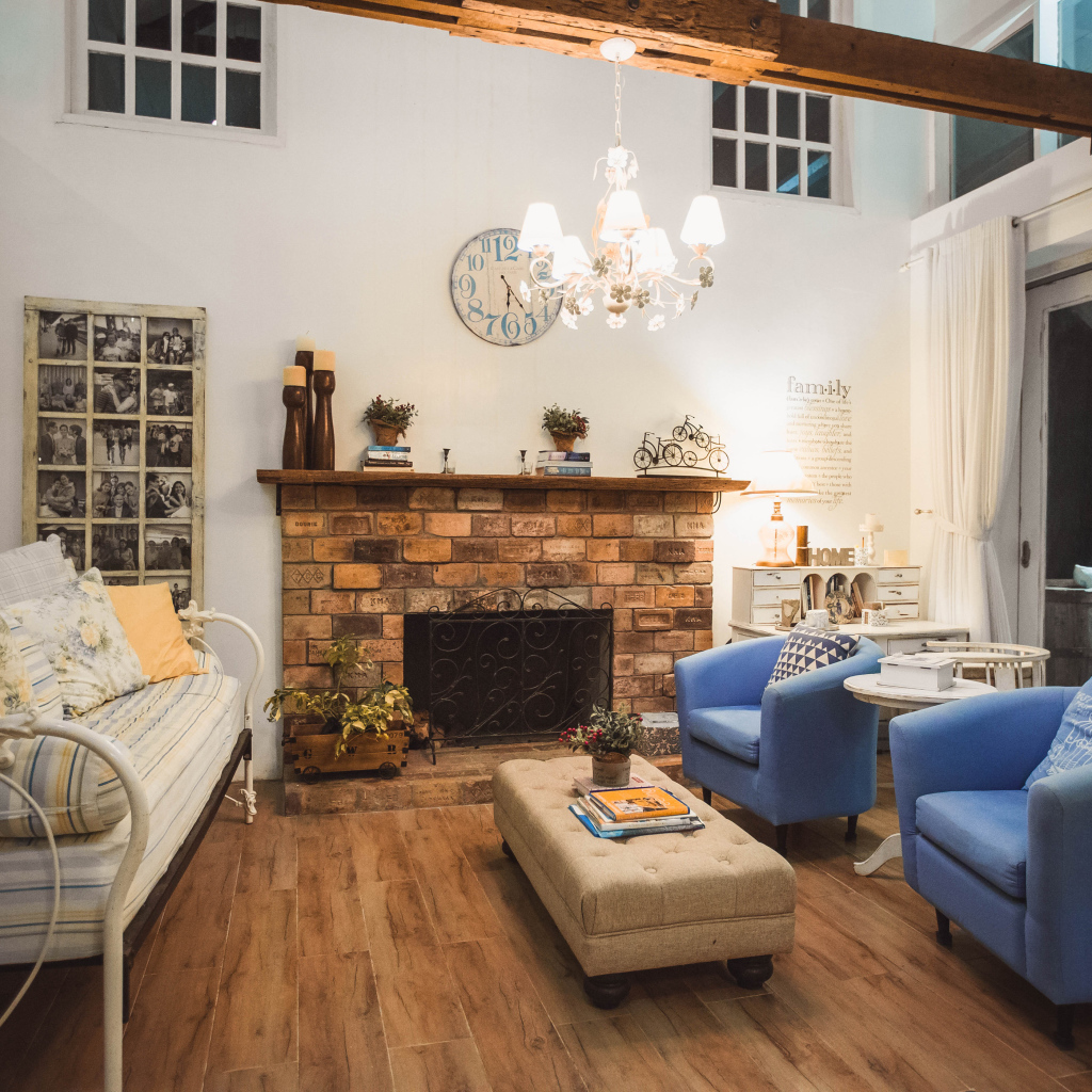 Красивая мебель в комнате с камином и балконом 